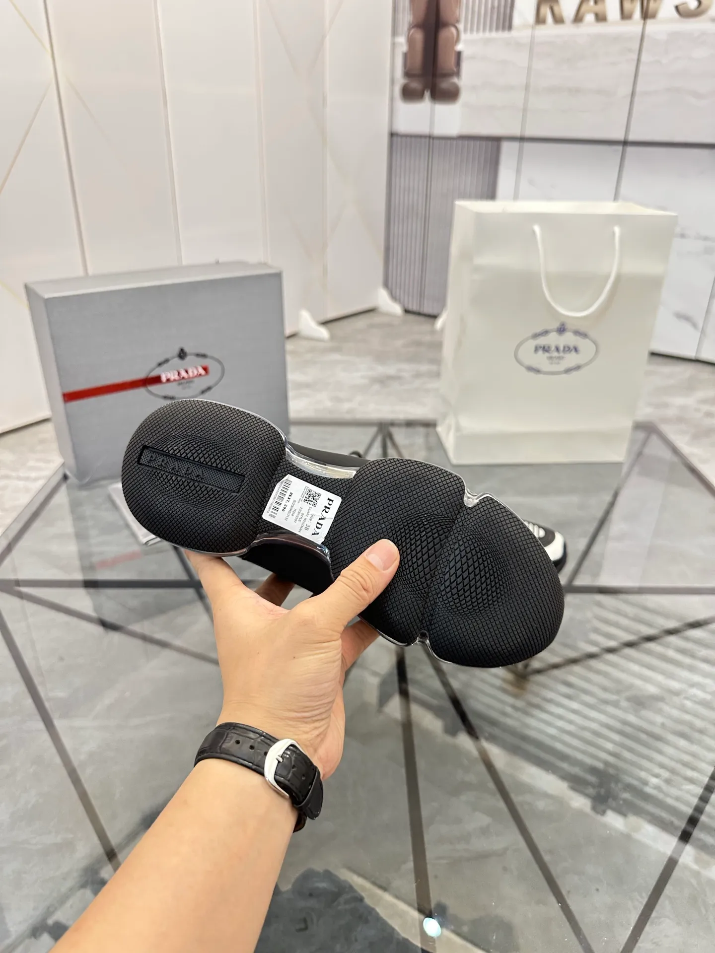 Men's shoes for sale 💰: 💰P660¥ High-end top quality Product trademark: Prada *"Prada*" low-top casual shoes Regular size: 38-45 (can be customized to 46) Product materials: Upper imported from the counter original material, breathable lining, cowhide foot pads, original air cushion outsole. No.: 001